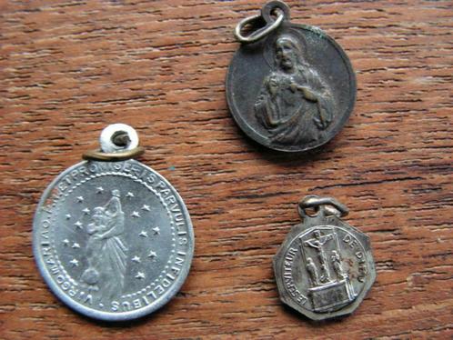 Lot van 3 kleine medailles, Verzamelen, Religie, Gebruikt, Christendom | Katholiek, Sieraad, Ophalen of Verzenden
