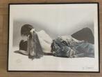Photo d'un jeune couple allongé dans le cadre - H 46 - B60, Maison & Meubles, Photo ou Poster, Comme neuf, Enlèvement, Moins de 50 cm