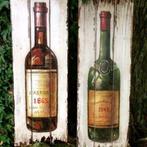 2 beelden met flessen wijn op houten ondergrond, Ophalen of Verzenden