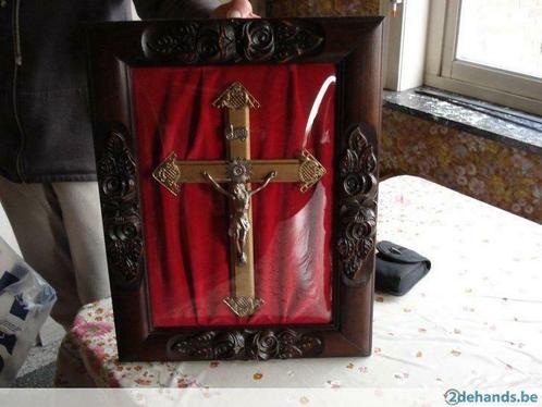 Kruisbeeld in kader, Antiek en Kunst, Antiek | Religieuze voorwerpen, Ophalen of Verzenden