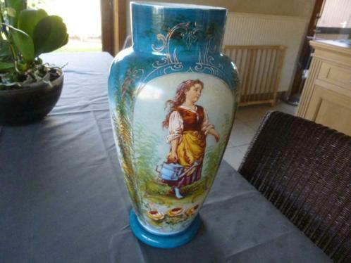 Een antieke beschilderde opaline vaas met vrouw