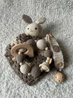 Ensemble bébé / doudou, hochet, attache tétine NEUF, Enlèvement ou Envoi, Neuf, Cadeau d'accouchement