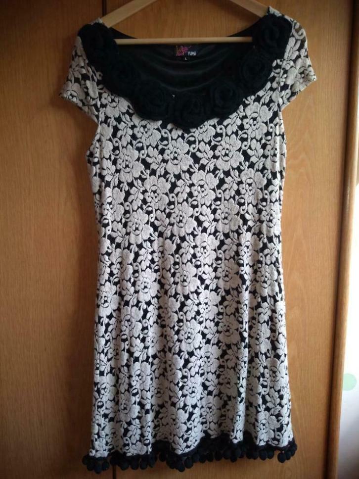 Bloemenkleedje Yumi, Kleding | Dames, Jurken, Zo goed als nieuw, Maat 42/44 (L), Overige kleuren, Knielengte, Ophalen of Verzenden