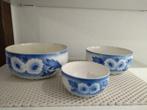 Set VINTAGE de 3 plats profonds joli décor fleuri blanc/bleu, Antiquités & Art, Enlèvement ou Envoi