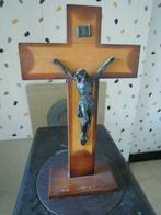 Crucifix debout bois métal L24cm x H41cm x P10 dévotiona, Antiquités & Art, Enlèvement ou Envoi
