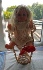 Pop in rieten zeteltje, Kinderen en Baby's, Speelgoed | Poppen, Ophalen of Verzenden, Zo goed als nieuw