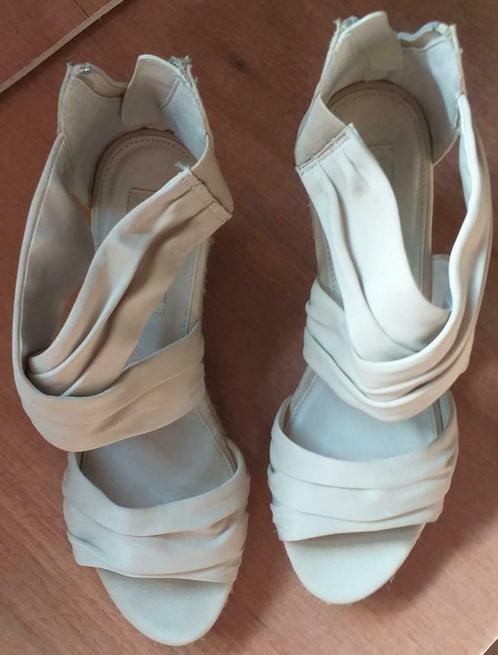 Chaussures beiges à semelles compensées - pointure 39, Kleding | Dames, Schoenen, Zo goed als nieuw, Sandalen of Muiltjes, Beige