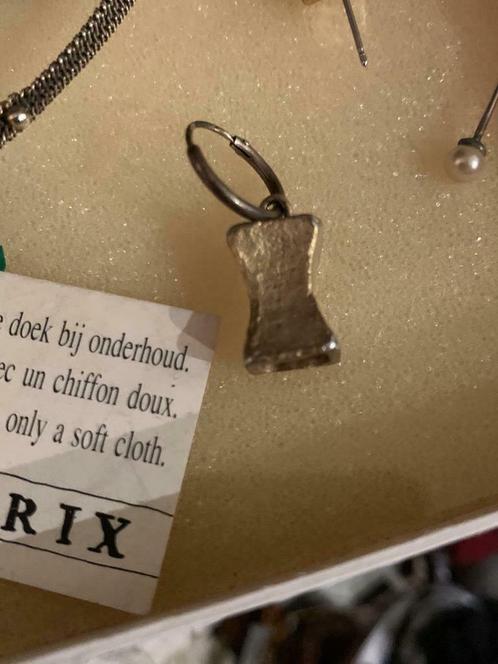 Gezocht tweede oorbel Wouters & Hendrix, Handtassen en Accessoires, Oorbellen, Gebruikt, Ophalen