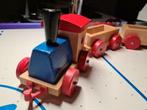 Houten treintje met 2 wagons, Kinderen en Baby's, Speelgoed | Houten speelgoed, Gebruikt, Ophalen of Verzenden, Duw- of Trekspeelgoed