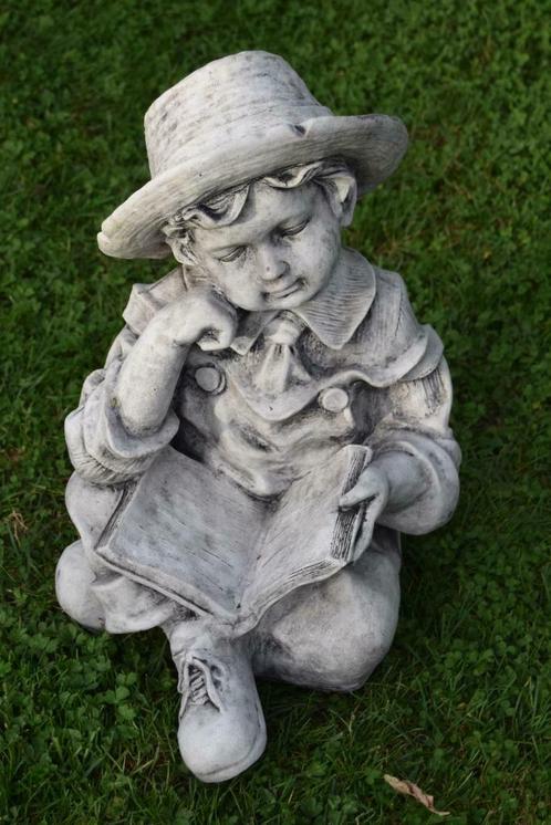 Petit garçon à la lecture en pierre patinée, Tuin en Terras, Tuinbeelden, Zo goed als nieuw, Mensenbeeld, Steen, Ophalen of Verzenden