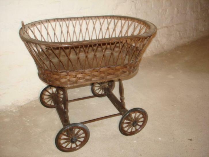 Antieke poppenwagen in gevlochten riet en op wielen, Antiek en Kunst, Antiek | Speelgoed, Ophalen