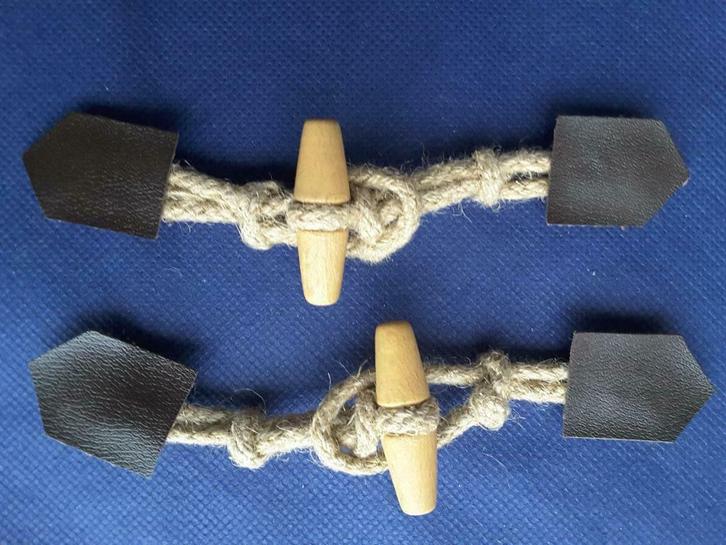 brandebourg imitation cuir marron avec bûchettes bois 4 cm, Hobby & Loisirs créatifs, Couture & Fournitures, Neuf, Enlèvement ou Envoi