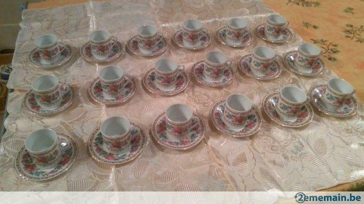 Tasses et sous tasses, décor fleuri., Maison & Meubles, Cuisine | Vaisselle, Utilisé, Tasse(s) et/ou soucoupe(s), Enlèvement