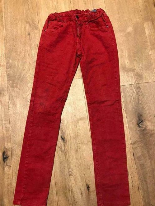 Pantalon Zara coupe jeans rouge taille 152 (12 ans), Kinderen en Baby's, Kinderkleding | Maat 152, Gebruikt, Jongen, Broek