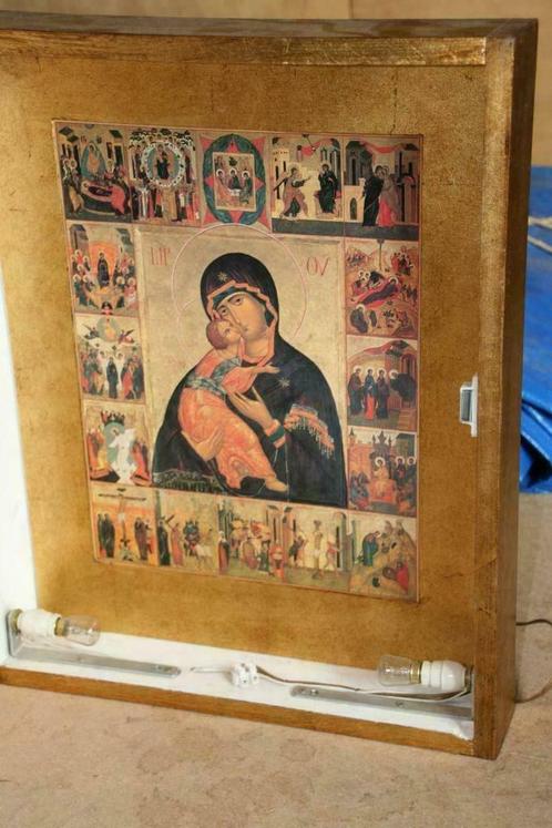 Icoon in goudkleurig vitrinekastje, Antiek en Kunst, Antiek | Religieuze voorwerpen, Ophalen