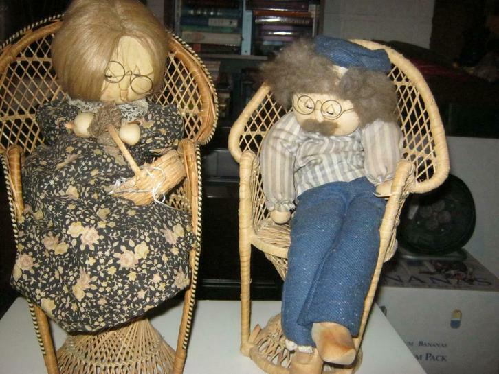 Opa en oma in rietenstoeltjes, Verzamelen, Overige Verzamelen, Gebruikt, Ophalen of Verzenden