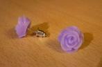 Lichtpaarse glitter roos bloem oorbellen, Handtassen en Accessoires, Oorbellen, Ophalen of Verzenden, Paars