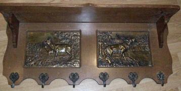 Oude kapstok met koperversiering beschikbaar voor biedingen