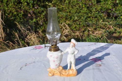 §  petite lampe a petrole avec statue en porcelaine, Antiquités & Art, Antiquités | Porcelaine, Enlèvement ou Envoi