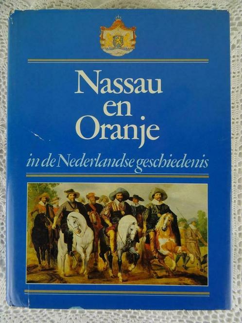 Nassau et Oranje dans le livre d'histoire néerlandais 1979, Collections, Maisons royales & Noblesse, Utilisé, Magazine ou livre