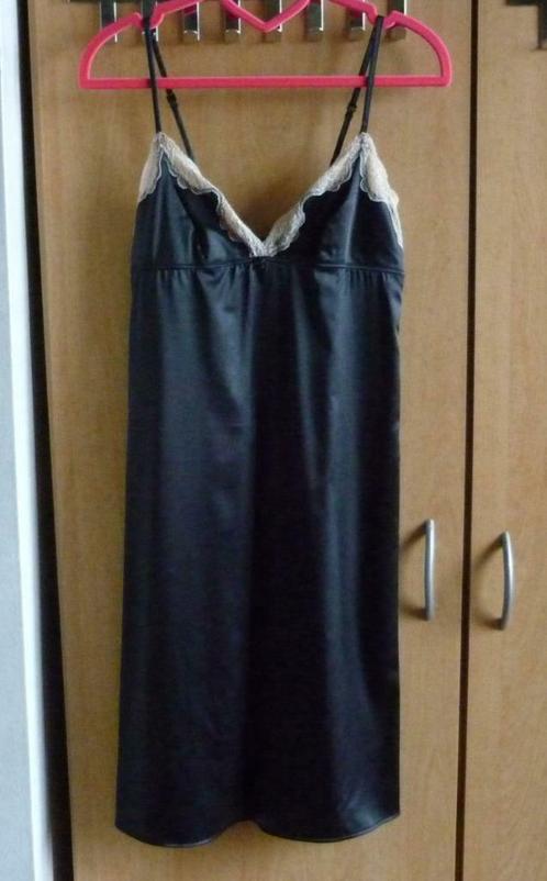 Zwart satijnen nachtkleed met ecru kant Maat 38, Kleding | Dames, Ondergoed en Lingerie, Zwart, Ophalen of Verzenden