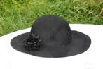 §  chapeau noir avec fleur pour dame (12), 55 cm (S, 6⅞ inch) of minder, Ophalen of Verzenden, Hoed, Zo goed als nieuw