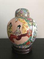 Chinese vaas met deksel op sokkel (gesigneerd), Antiek en Kunst