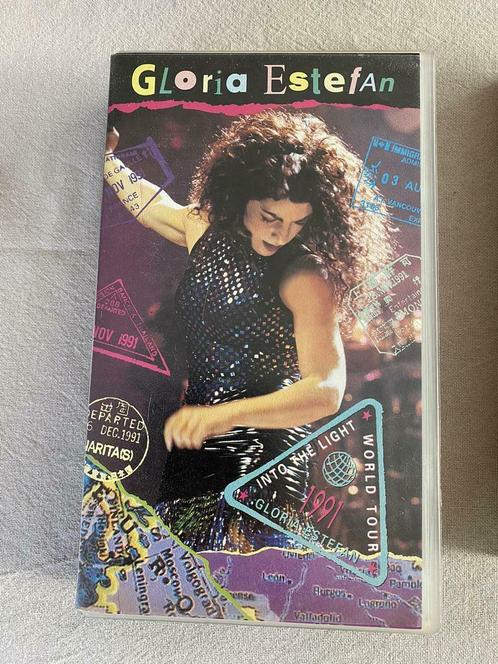 VHS video cadette - Gloria Estefan 1991 World Tour, Cd's en Dvd's, VHS | Documentaire, Tv en Muziek, Muziek en Concerten, Alle leeftijden