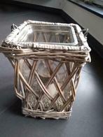 Rieten theelicht met glas en kaars, Huis en Inrichting, Woonaccessoires | Kandelaars en Kaarsen, Overige materialen, 25 tot 50 cm