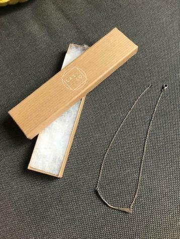 Modern zilver collier beschikbaar voor biedingen