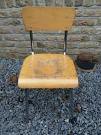 Lot d'anciennes chaises d'école