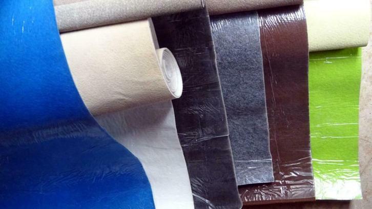 Kleine coupures nieuw vilttapijt 3 mm, Huis en Inrichting, Stoffering | Vloerbedekking, Nieuw, Tapijt, Wit, Bruin, Grijs, Zwart