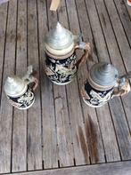 Drie porseleinen/stenen bierkroezen tinnen deksels, Ophalen