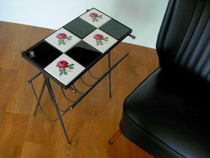 Oud bijzettafeltje met zwart-witte tegels en rozen, Verzamelen, Retro, Huis en Inrichting, Ophalen of Verzenden