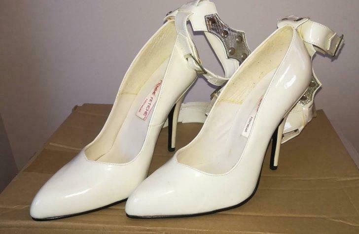 979* FEMME FETICHE sexy escarpins blancs à brides neufs (38), Neuf, Blanc, Escarpins