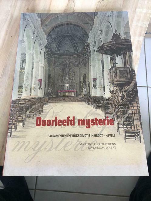 Doorleefd mysterie, sacramenten en volksdevotie in Groot-Nev, Livres, Livres Autre, Comme neuf, Enlèvement ou Envoi