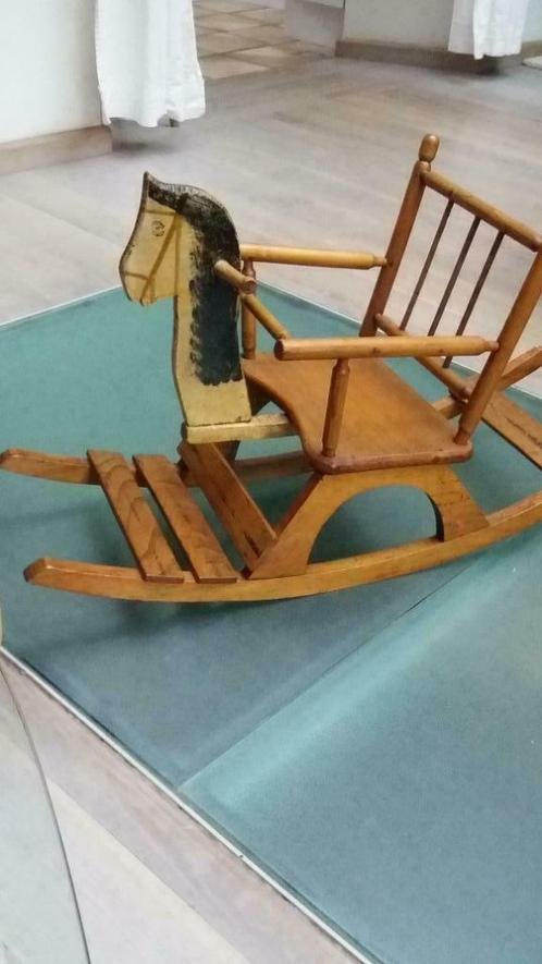 Oud Schommelpaardje - mooi afgewerkt in olmen hout, Kinderen en Baby's, Speelgoed | Houten speelgoed, Gebruikt, Rij- of Hobbelspeelgoed