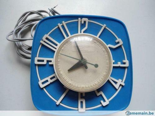 Ancienne Horloge Murale électrique en Plastic de fabricatio, Antiquités & Art, Curiosités & Brocante