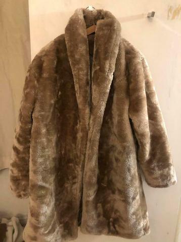 Faux Fur Mantel in Beige Bont beschikbaar voor biedingen