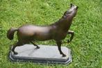 Groot bronzen paard op marmeren voet, Ophalen of Verzenden, Brons