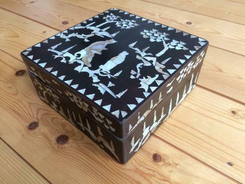 Boîte en bois noire carrée asiatique en nacre incrustée, Antiquités & Art, Art | Art non-occidental, Enlèvement ou Envoi
