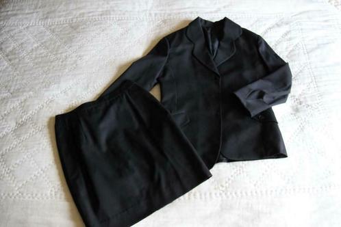 Tailleur noir avec jupe et fantaisie sur la veste, Taille: 4, Vêtements | Femmes, Vestes & Costumes, Comme neuf, Costume ou Complet