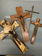 Trois crucifix et une croix en laiton