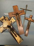 Trois crucifix et une croix en laiton, Antiquités & Art