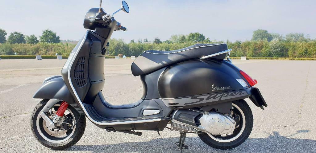 ② Vespa GTS 125 Super - 11kw - Mat zwart - 3000km — Motoren | Piaggio —  2dehands