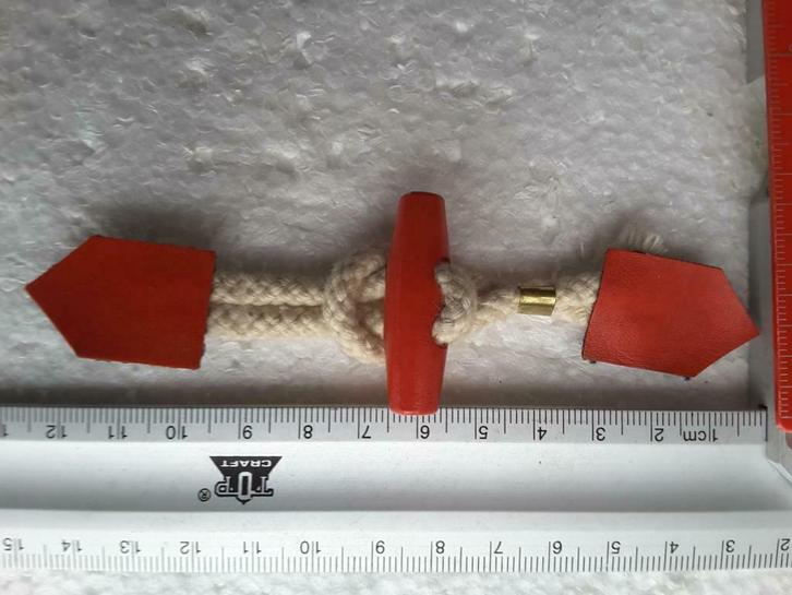 brandebourg imitation cuir rouge avec bûchette bois 36 mm, Hobby & Loisirs créatifs, Couture & Fournitures, Neuf, Enlèvement ou Envoi