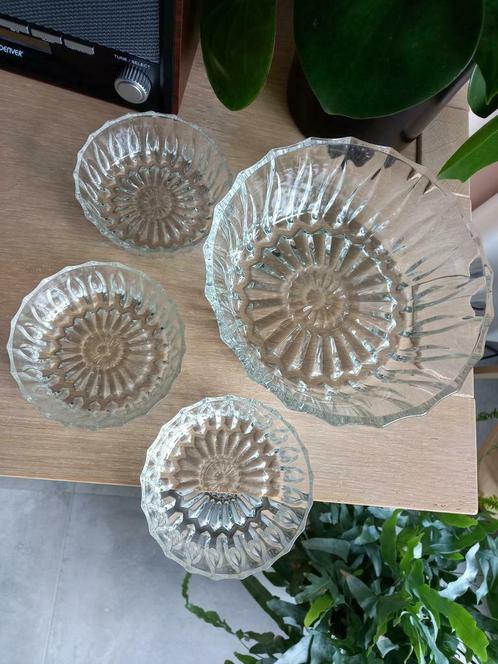 SET van 1 grote én 3 kleine glazen schalen, vintage stijl, Antiquités & Art, Antiquités | Verre & Cristal, Enlèvement ou Envoi