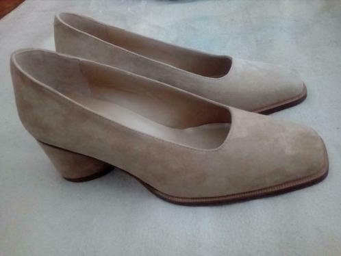 nieuwe pumps uitgevoerd in beige daim, Kleding | Dames, Schoenen, Nieuw, Pumps, Beige, Ophalen of Verzenden