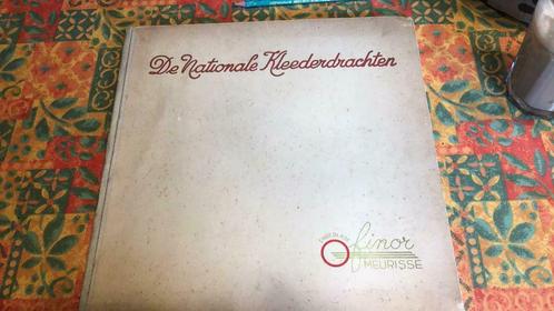 De nationale klederdrachten (zq), Boeken, Prentenboeken en Plaatjesalbums, Gelezen, Plaatjesalbum, Ophalen of Verzenden