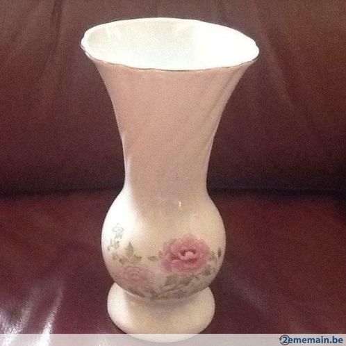 Vase blanc avec motif à fleurs, Huis en Inrichting, Woonaccessoires | Vazen, Gebruikt, Ophalen of Verzenden